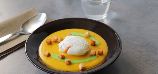 Velouté de carottes et pois cassés, oeuf poché et coulis d’herbes