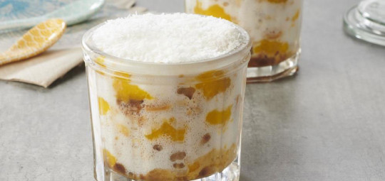 Tiramisu aérien de blanc des chefs, lait de, coco et mangues caramélisées