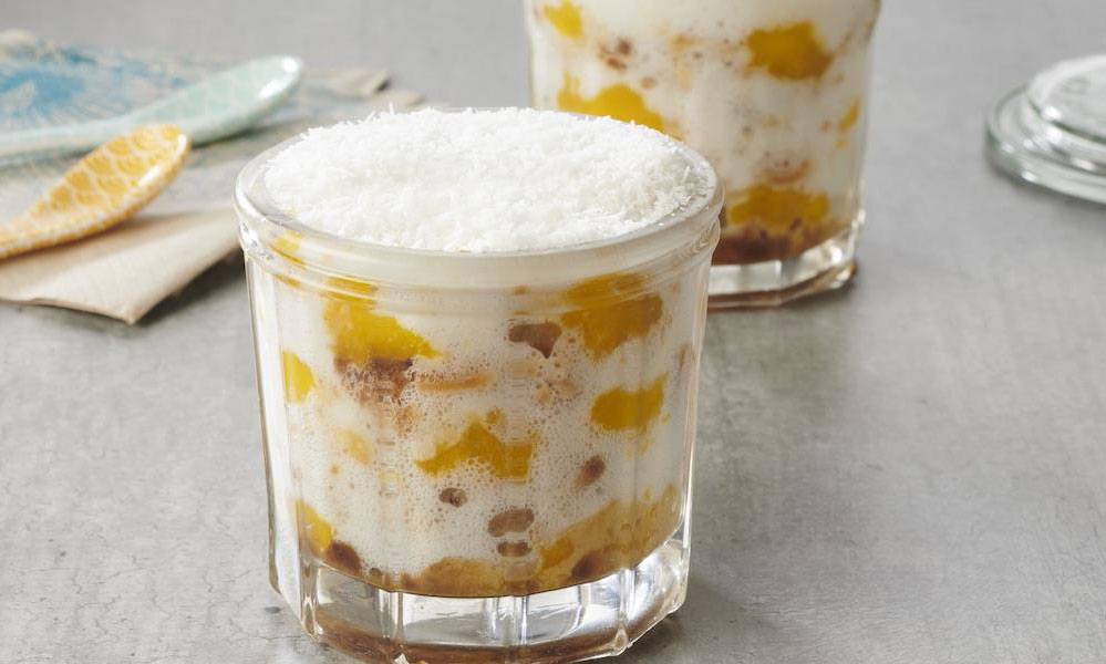 Tiramisu aérien de blanc des chefs, lait de, coco et mangues caramélisées