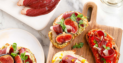 Tartine de magret fumé au houmous