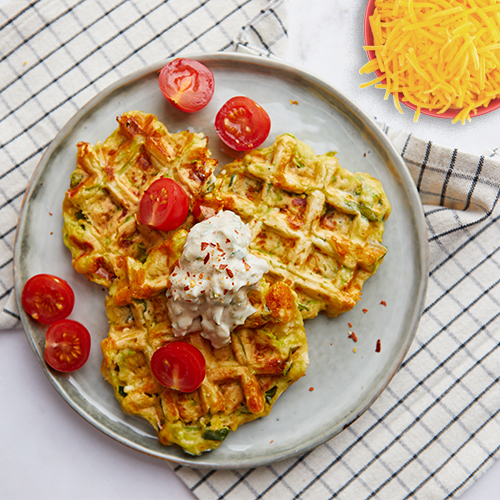 Gaufres cheddar - épinards, sauce au yaourt grec et bacon, tomates cerises