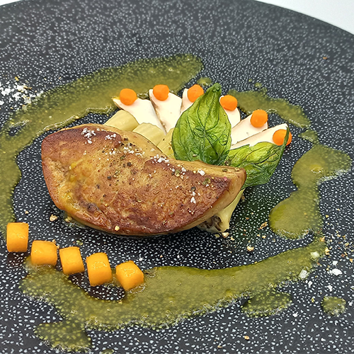 Escalope de foie gras poêlée aux champignons et rigatonis farcis