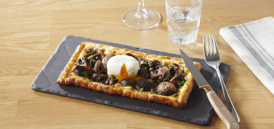 Tarte fine aux champignons et oeuf poché moulé Ovoteam