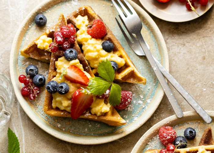 Œufs brouilles aux fruits rouges, gaufre croustillante