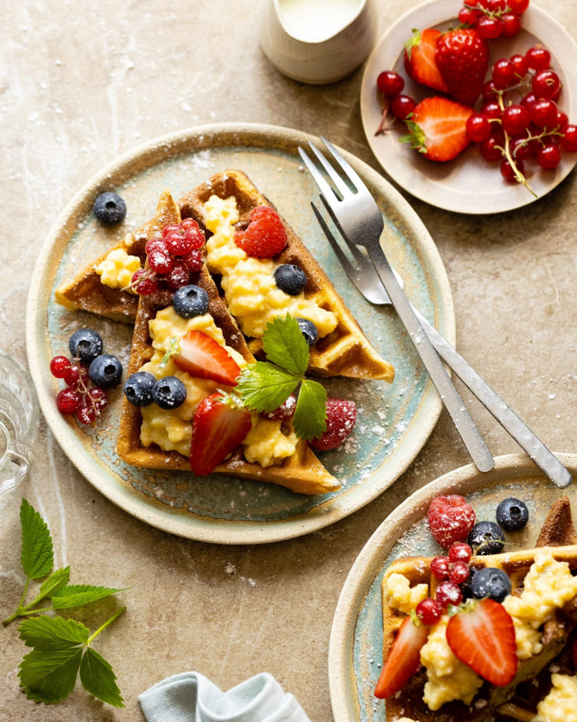 Œufs brouilles aux fruits rouges, gaufre croustillante