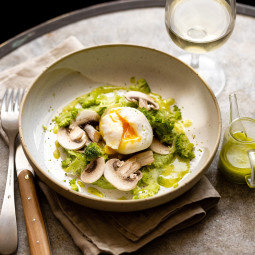 Œuf poché, brocolis, champignons et vinaigrette à l’huile de poireau