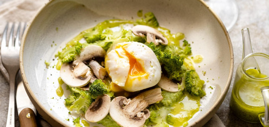 Œuf poché, brocolis, champignons et vinaigrette à l’huile de poireau