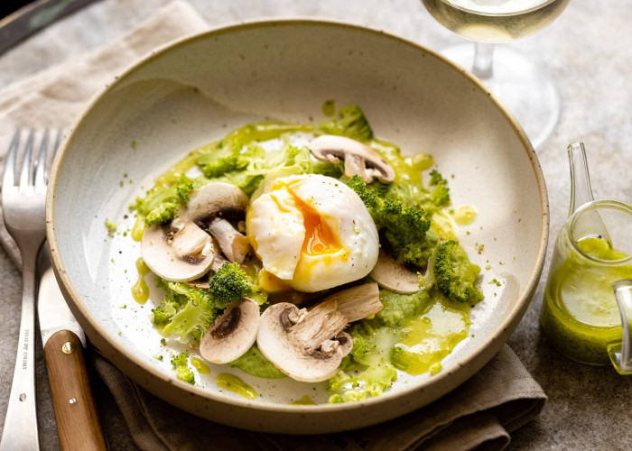 Œuf poché, brocolis, champignons et vinaigrette à l’huile de poireau