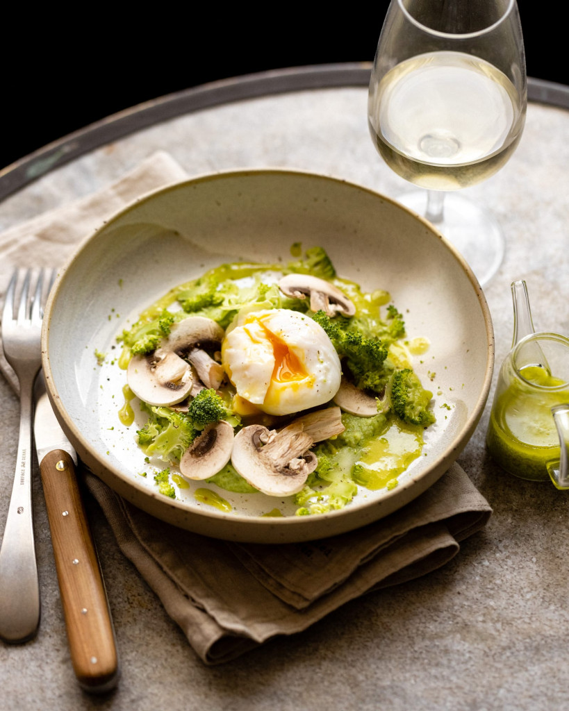 Œuf poché, brocolis, champignons et vinaigrette à l’huile de poireau