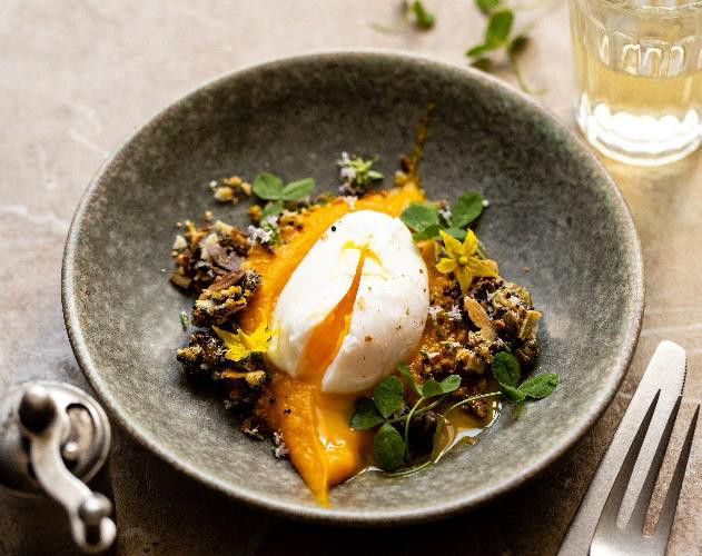 Œuf poché, mousseline carottes au curcuma, muesli de céréales et fruits secs