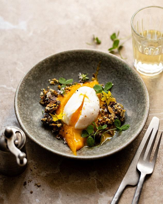 Œuf poché, mousseline carottes au curcuma, muesli de céréales et fruits secs